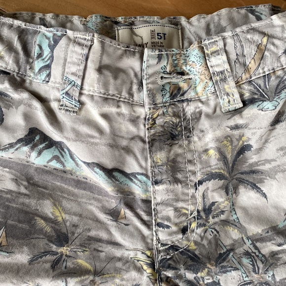 Retro Old Navy printed cargo shorts.  Boys 5t - Picture 3 of 8